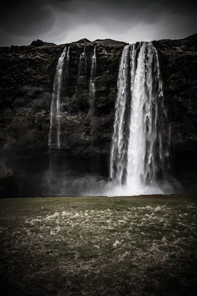 Słynne wodospady Islandii z czystej wody na kamienistym skalistym mo — Zdjęcie stockowe