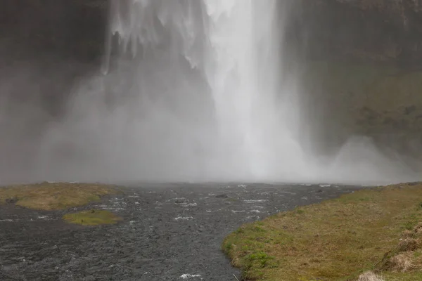 Famosas cachoeiras Islândia com uma água limpa em um mo rochoso pedregoso — Fotografia de Stock