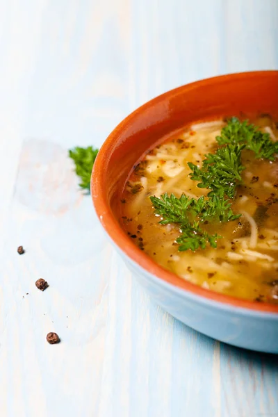 Hausgemachte Suppe mit Nudeln und Frikadellen auf einem Holztisch. trad — Stockfoto