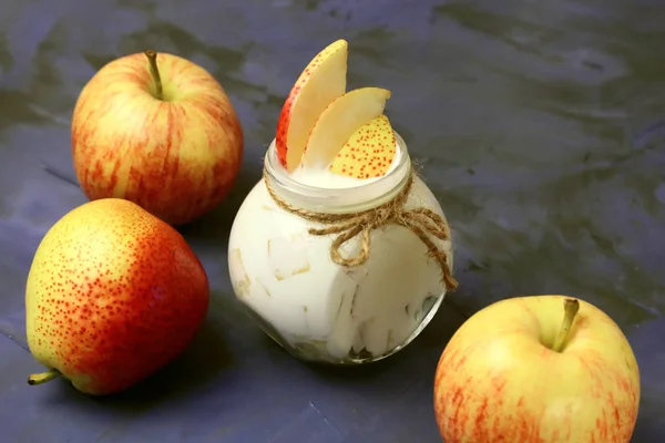 Comida Produto Lácteo Iogurte Cremoso Pote Com Pedaços Frutas Frescas — Fotografia de Stock