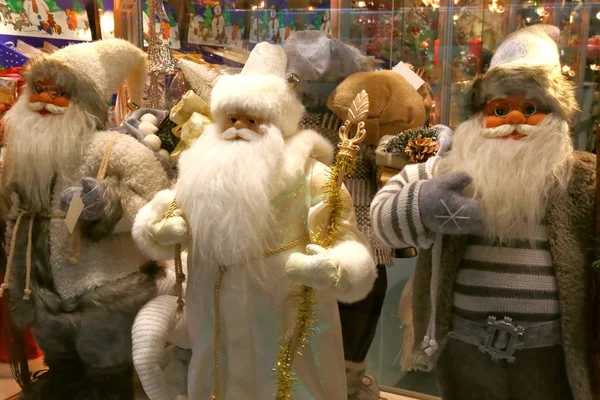 Yeni yıl ve Noel. Hediyeler ve Noel oyuncak dükkanı penceresinde üç Noel Baba.