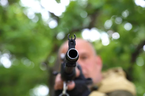 Cazador Apunta Arma Avistamiento Del Cañón Pistola Objetivo — Foto de Stock