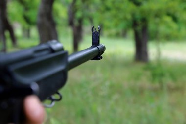 Avcı silahı hedefliyor. Namlu hedefe nişan.