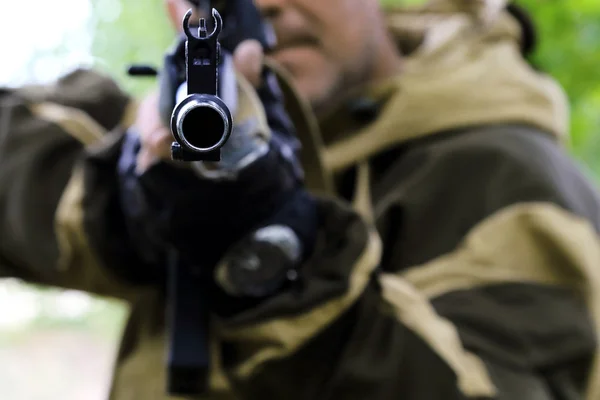 Cazador Apunta Arma Avistamiento Del Cañón Pistola Objetivo — Foto de Stock