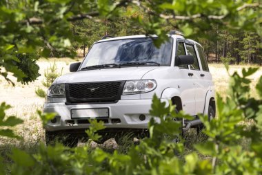 Saratov, Rusya - 10 Haziran 2018: Uaz vatansever beyaz renk, bir Rus off-roader yaz aylarında ormandaki Uaz-3163