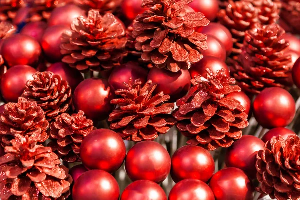Natale Capodanno Sfondo Rosso Coni Albero Natale Palle Natale — Foto Stock