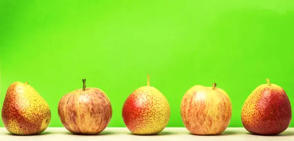 Alimento Dietético Manzanas Peras Frescas Maduras Sobre Fondo Verde — Foto de Stock