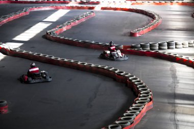 Karting oto yolda sürme. Genç adam bir carting direksiyon başında rekabet.