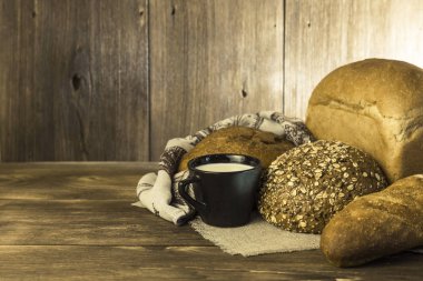 Gıda. Pişmiş ekmek ve süt ahşap masa arka plan üzerinde ürün yelpazesine.
