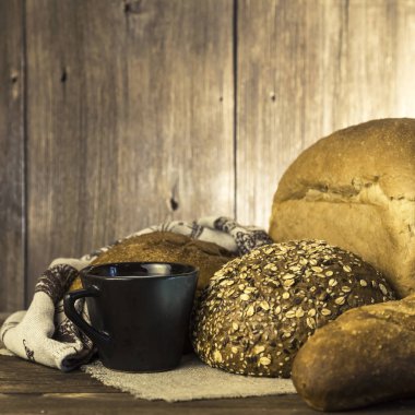 Rustik natürmort. Gıda. Pişmiş ekmek ve süt ahşap masa arka plan üzerinde ürün yelpazesine
