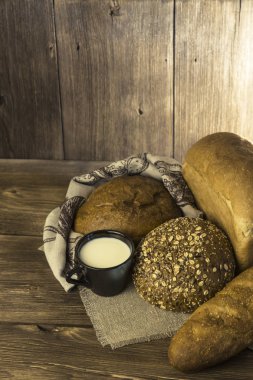 Gıda. Pişmiş ekmek ve süt ahşap masa arka plan üzerinde ürün yelpazesine.