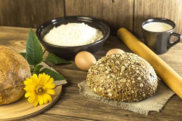 Yemek, kahvaltı. Rustik natürmort. Ekmek, tavuk yumurta, peynir ve süt ahşap bir masa dokusuna arka plan üzerinde taze ekmek