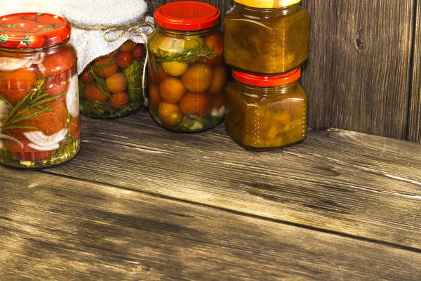 음식입니다 통조림 야채와 절인된 토마토 스타일의 테이블의 배경에 — 스톡 사진