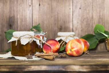 Gıda. Ev yapımı meyve kutular içinde. Meyve şeftali reçeli ve ahşap bir masa kırsal tarzda bir arka plan üzerinde taze olgun şeftali