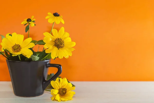 Fundo Festivo Floral Flores Amarelas Jardim Brilhante Uma Xícara Cerâmica — Fotografia de Stock