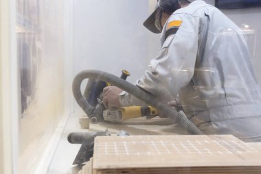 Bir adam bir atölyede çalışıyor. Elektrikli el aletleri tamir ve adamın elinde parçaları imalatı için.