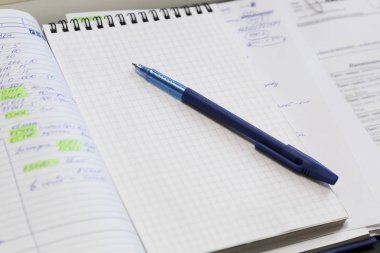 Çalışma alanı. Eğitim. Bir boş not defteri, günlük ve kalem notları ve hesaplamalar Masaüstü için.