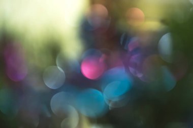 Soyut şenlikli yeni yıl Noel defocused bokeh ile arka plan kopya alanı ile yeşil bir arka plan üzerinde renkli etkisi.