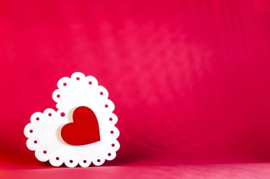 Sevgililer günü tatil, anneler günü, Mart 8, davet düğün. Metin için boş yer bir kırmızı zemin üzerine beyaz aşk ahşap kalp sembolü