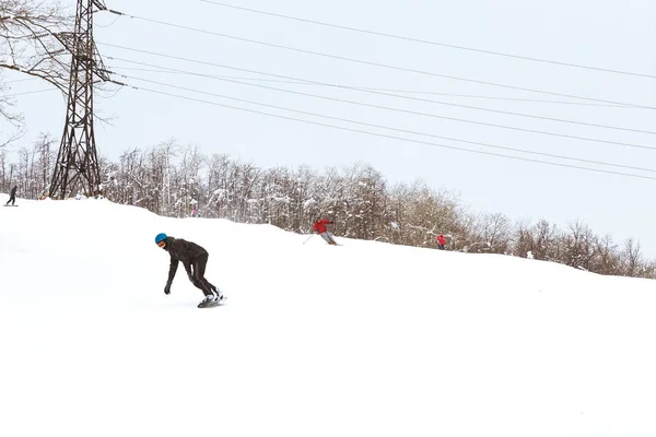 Saratow Russland 2019 Skifahrer Und Snowboarder Auf Einem Schneehang Auf — Stockfoto