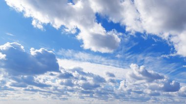 Göksel manzara. Havanın güzel olduğu güneşli. Doğal arka plan mavi gökyüzü ile kopya alanı ile güzel bulutlar