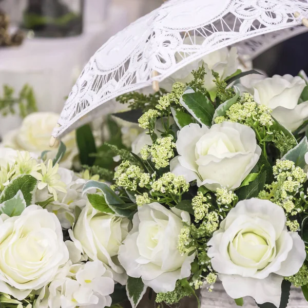 Decoração de casamento e acessório. Belo buquê de rosas brancas para a noiva — Fotografia de Stock