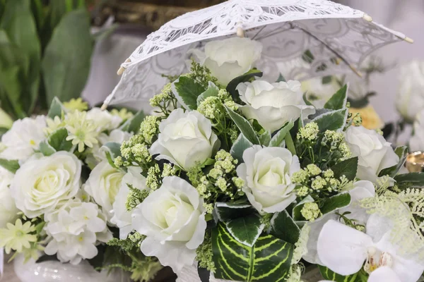 Decoração de casamento e acessório. Belo buquê de rosas brancas para a noiva — Fotografia de Stock