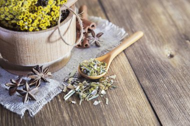 Bitkisel çay. Tıbbi bitki solucan otu tarçın ve kakule tıbbi decoctions, içecek bitkisel koleksiyonundan hazırlanması için ahşap bir havan topu, kurutulmuş