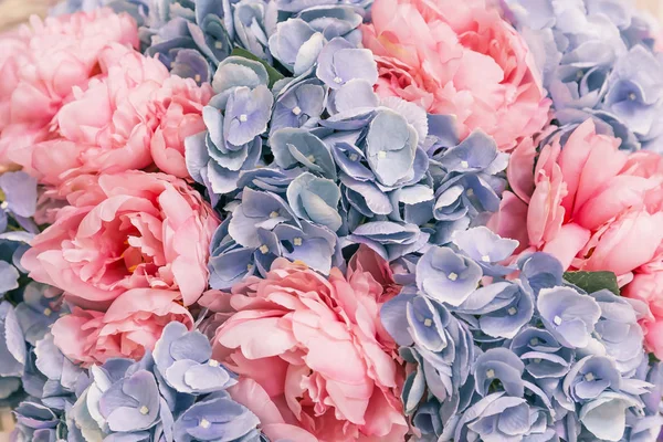 Fundo de férias de primavera floral em tons rosa e roxo. Plantas ornamentais artificiais flores peônias — Fotografia de Stock