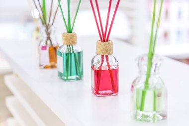 Temiz, hijyen, Aromaterapi ve sağlık. Ev ve odalarda farklı kokular ve aroma için sopa ile güzel kokulu hava temizleyici cam kavanozlar