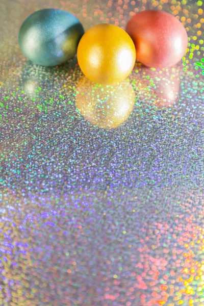 Tło Wielkanoc. Kolorowych jaj pereł złoto, różowy, Koral, niebieski i turkusowy na tle halo ze spacją kopii — Zdjęcie stockowe
