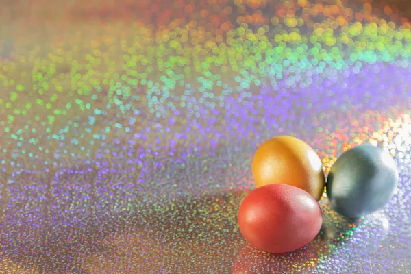 Tło Wielkanoc. Kolorowych jaj pereł złoto, różowy, Koral, niebieski i turkusowy na tle halo ze spacją kopii — Zdjęcie stockowe