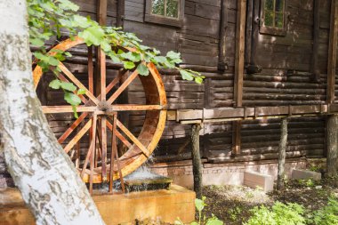 Saratov bölgesinin tarihi antik simgeleri, Rusya. Bir dizi fotoğraf. 19. yüzyılın eski restore ahşap su değirmeni Loh köyünde 1851