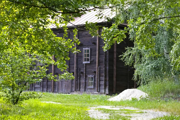 Repères historiques anciens de la région de Saratov, Russie. Une série de photos. Ancien moulin à eau en bois restauré du 19ème siècle 1851 dans le village de Loh — Photo