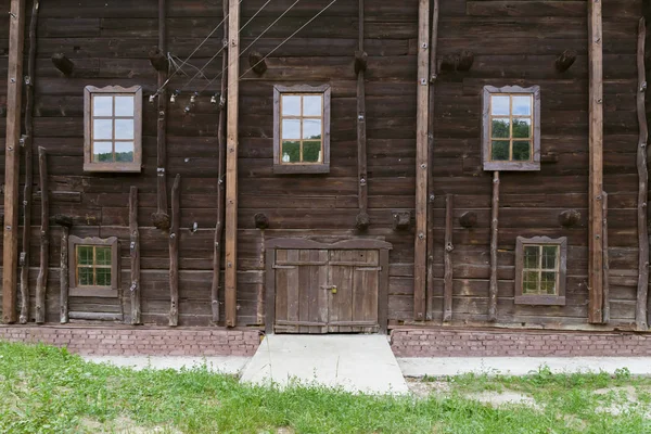 Historische antike Sehenswürdigkeiten der Region Saratow, Russland. eine Reihe von Fotos. alte restaurierte hölzerne Wassermühle aus dem 19. Jahrhundert 1851 im Dorf Lohr — Stockfoto