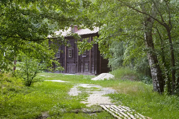 Histórico marcos antigos da região de Saratov, Rússia. Uma série de fotos. Moinho de água de madeira restaurado velho do 19o século 1851 na aldeia de Loh — Fotografia de Stock