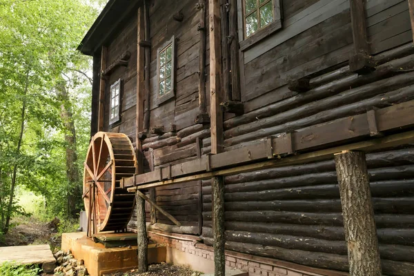 Historische antike Sehenswürdigkeiten der Region Saratow, Russland. eine Reihe von Fotos. alte restaurierte hölzerne Wassermühle aus dem 19. Jahrhundert 1851 im Dorf Lohr — Stockfoto