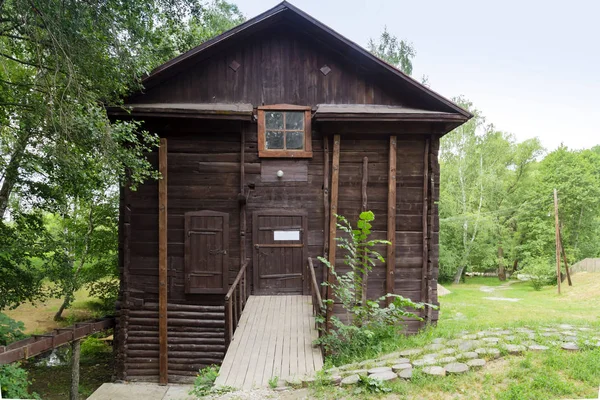 Historische antike Sehenswürdigkeiten der Region Saratow, Russland. eine Reihe von Fotos. alte restaurierte hölzerne Wassermühle aus dem 19. Jahrhundert 1851 im Dorf Lohr — Stockfoto