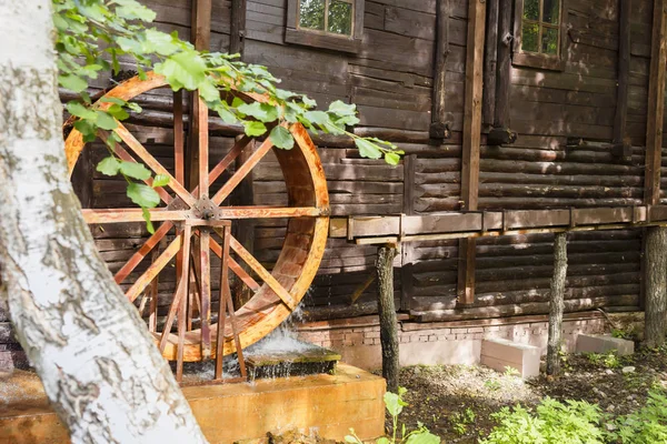 Historische antike Sehenswürdigkeiten der Region Saratow, Russland. eine Reihe von Fotos. alte restaurierte hölzerne Wassermühle aus dem 19. Jahrhundert 1851 im Dorf Lohr — Stockfoto