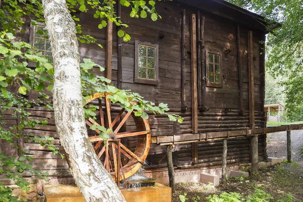 Historical ancient landmarks of the Saratov region, Russia. A series of photos. Old restored wooden water mill of the 19th century 1851 in the village of Loh — Stock Photo, Image