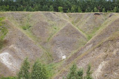 Toprak erozyonu. Pitoresk sıradışı bir vadi ve bir barrow ile Manzara