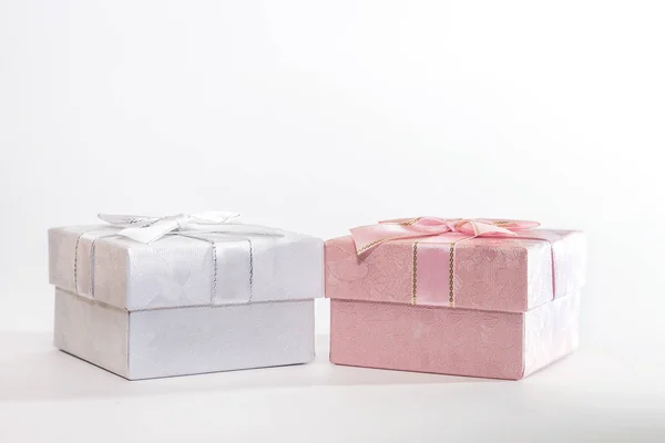 Twee decoratieve vakantie geschenkdozen met lint Bow voor Gefeliciteerd, verrassing, witte en roze presentaties op een witte achtergrond met Kopieer ruimte — Stockfoto