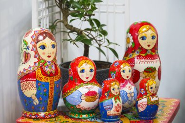Moskova, Rusya - 27.02.2019: Matryoshka çeşitli, Slav Rus ulusal kültürü, folkloru ve yaratıcılığını besler. Ahşap parlak renkli boyalı bebek, Rusya sembolü, orijinal tasarım el yapımı hediyelik eşya, sanat boyama