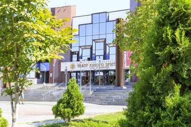 Saratov bölgesi, Rusya - 25.08.2019: Şehrin simge yapılarından biri olan Kiselyov Genç Seyirciler Tiyatrosu'nun yeni modern binasının cephesi ve tabelası