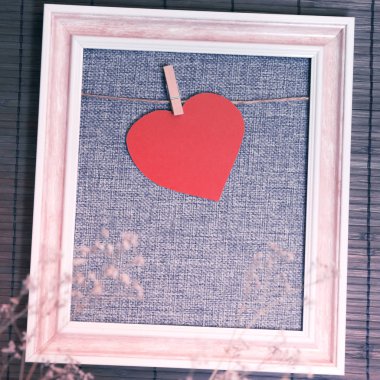 Orijinal fotoğraf çerçevesi sevgililer günü tebrik için kalpleri ile boş gri, kopya alanı ile kaba doku ile doğal kuru çiçekler ile ev dekorasyonu için kahverengi tonlarında pembe