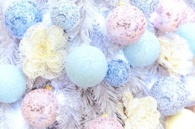 Noel veya Yeni Yıl şenlikli dekoratif güzel narin arka plan topları oyuncaklar pastel renk mavi pembe sarı ile ladin karlı beyaz dalları ile