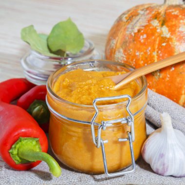 Sebze havyarı, diyet kabak püresi ve kabaklı parlak portakallı biber, sarımsak ve baharatlı cam kavanozda. Vejetaryen yemekleri, sağlıklı beslenme. Konserve ev yapımı mahsul