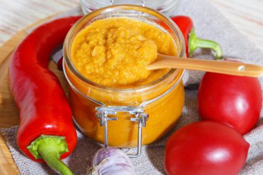Sebze havyarı, diyet kabak püresi ve kabaklı parlak portakal biber, domates, sarımsak ve baharat dolu cam bir kavanozda. Vejetaryen yemekleri, sağlıklı beslenme. Konserve ev yapımı mahsul