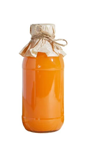 Plantaardig vruchtensap in een gesloten glazen fles pompoen sinaasappel wortel duindoorn heldere oranje kleur isoleren op een witte achtergrond. Thuis inblikken, gezonde voeding en dieet voor gewichtsverlies — Stockfoto