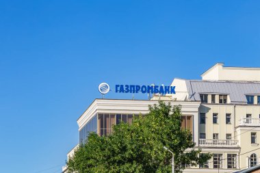 Saratov, Rusya - 07 / 06 / 2020: Yazın şehir merkezindeki Gazprombank ofis binasında bir amblem ve Rusça bir tabela bulunuyor